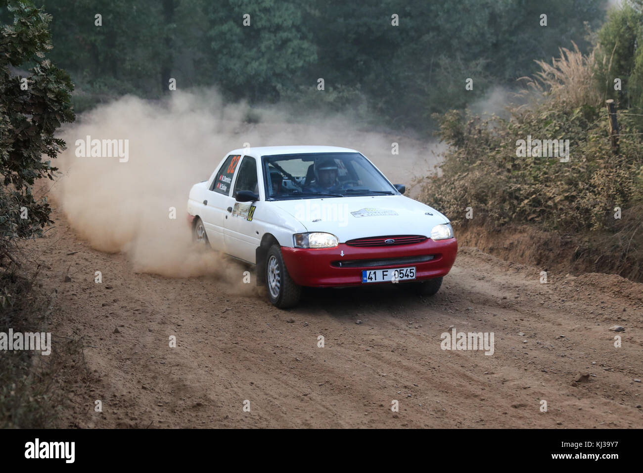 ISTANBUL, TÜRKEI - 09. SEPTEMBER 2017: Kutlu Demiriz fährt Ford Escort MKII bei der ISOK Istanbul Rally Stockfoto