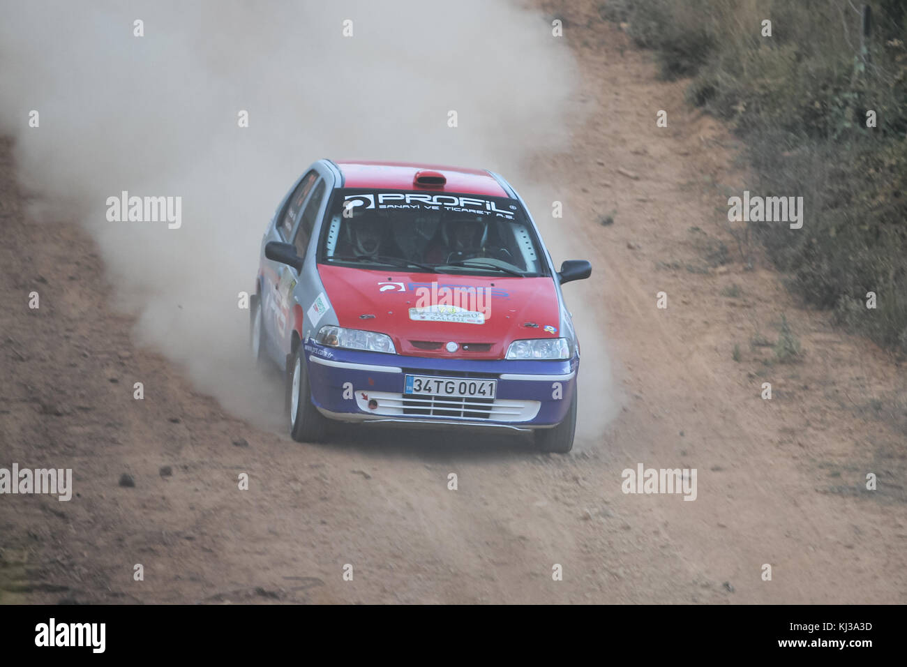 ISTANBUL, TÜRKEI - 09. SEPTEMBER 2017: Burcin Suer fährt Fiat Palio bei der ISOK Istanbul Rally Stockfoto
