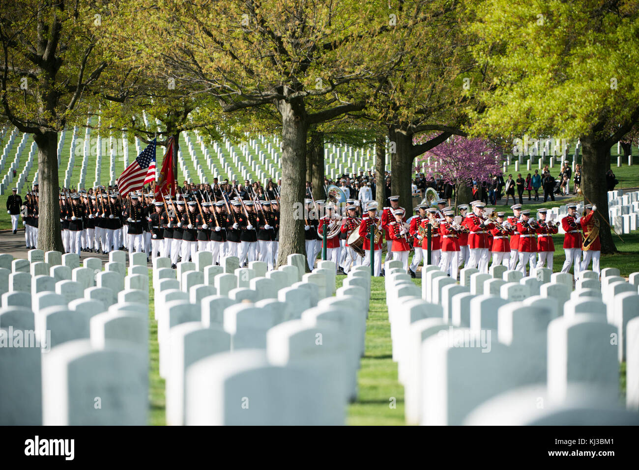 Us-Marines und Teilnehmer Ansatz graveside Service in Arlington National Cemetery (17266215406) Stockfoto