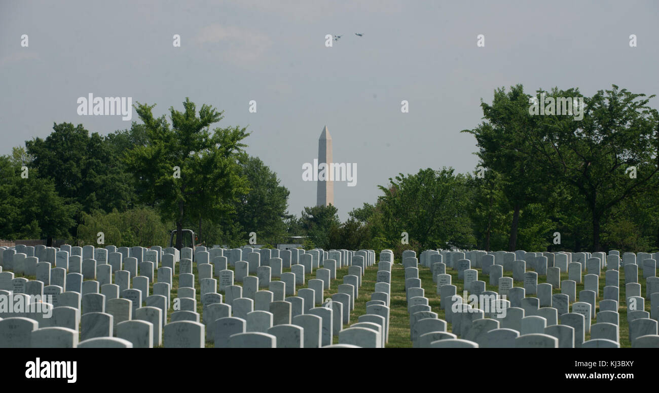 Zweiten Weltkrieg Flugzeuge fliegen über Washington, D.C. aus Arlington National Cemetery (17429761242) Stockfoto