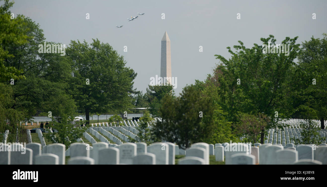 Zweiten Weltkrieg Flugzeuge fliegen über Washington, D.C. aus Arlington National Cemetery (17243985008) Stockfoto