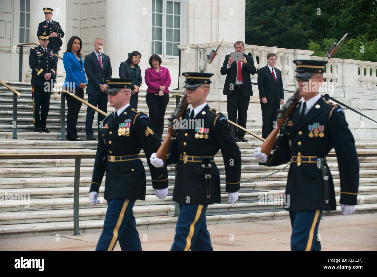 Die zweite Klasse der 114. Kongress legt einen Kranz am Grab des Unbekannten Soldaten in Arlington National Cemetery (17318441113) Stockfoto