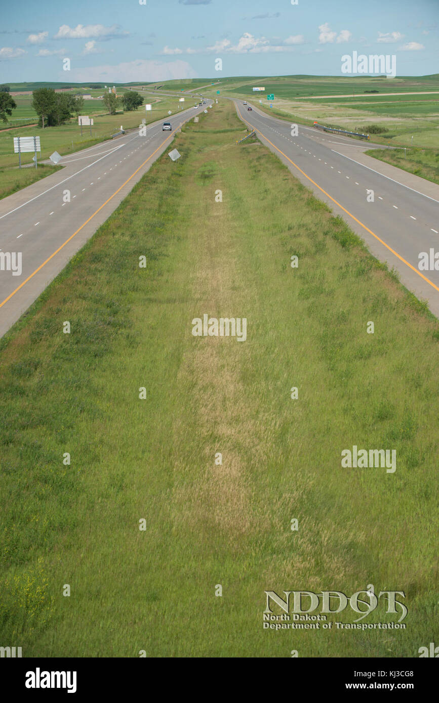 Ein historisches Foto aus dem Jahr 1912, das den Verkehr auf den amerikanischen Autobahnen zeigt. Das Bild zeigt die Anfänge des Autofahrens und die Entwicklung des Straßennetzes. Stockfoto