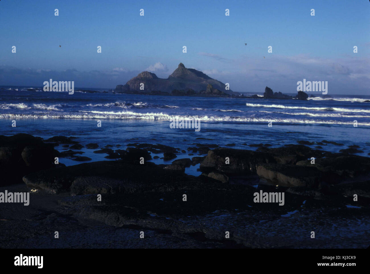 Anzeigen von Castle Rock National Wildlife Refuge vom Festland California Beach mit Blick aufs Meer Stockfoto