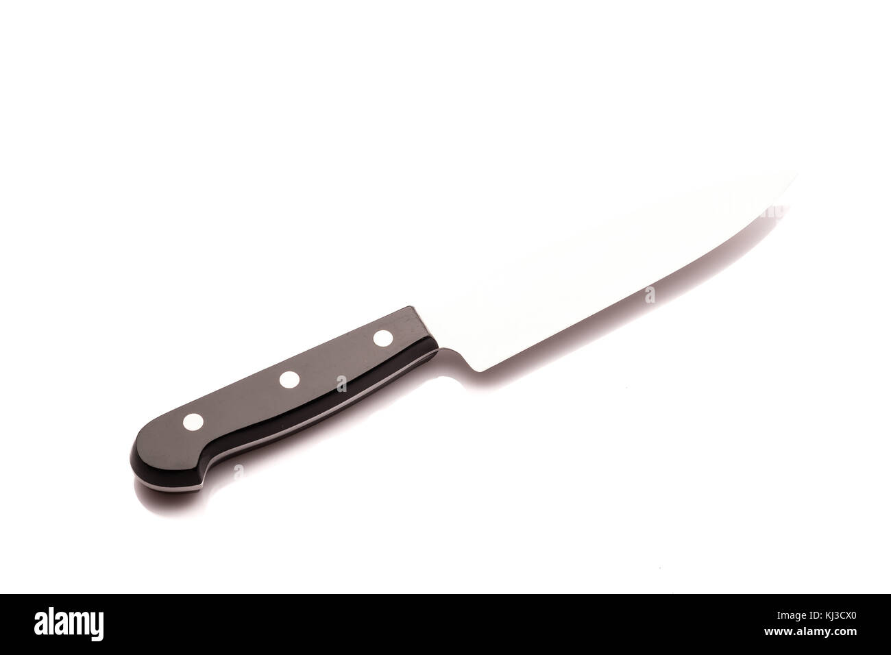 Messer aus Stahl mit genieteten Griff weiß isoliert Stockfoto