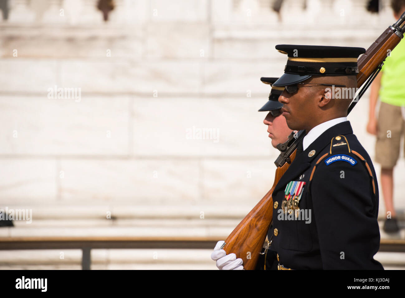 Korean Veterans Association Vorsitzender legt einen Kranz am Grabmal des Unbekannten Soldaten auf dem Arlington National Cemetery (20467944703) Stockfoto