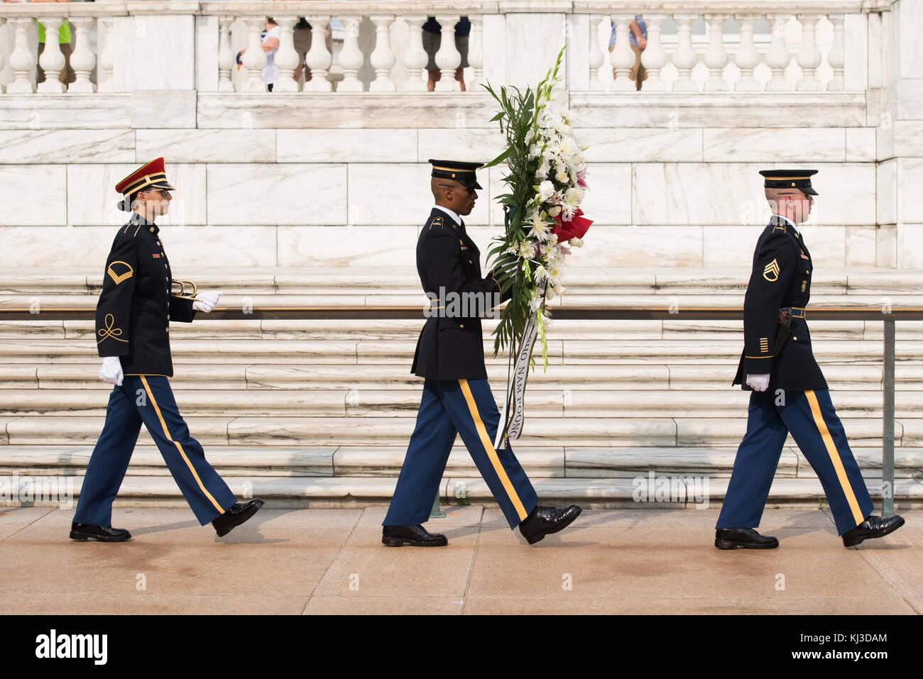 Korean Veterans Association Vorsitzender legt einen Kranz am Grabmal des Unbekannten Soldaten auf dem Arlington National Cemetery (20902212119) Stockfoto