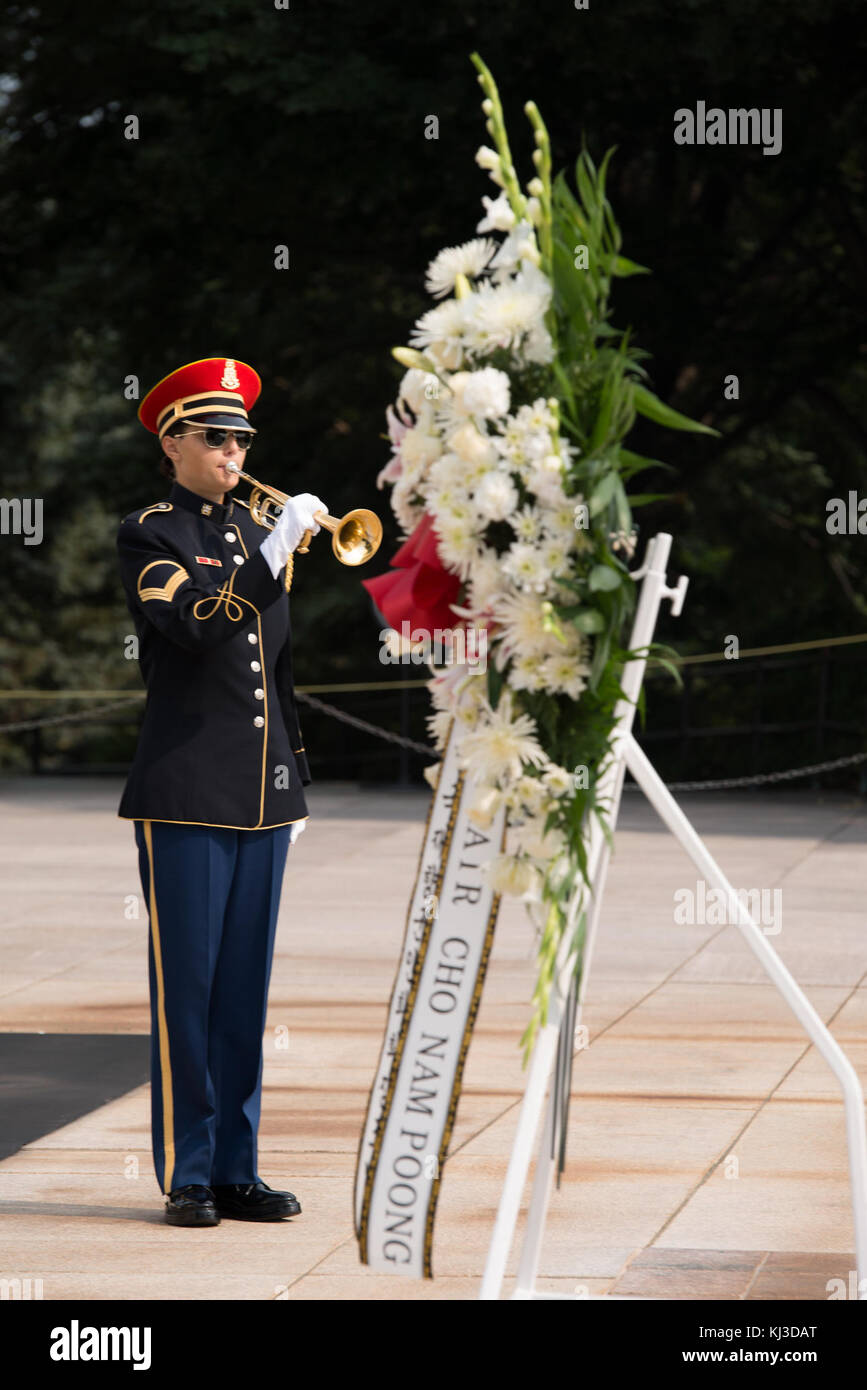 Korean Veterans Association Vorsitzender legt einen Kranz am Grabmal des Unbekannten Soldaten auf dem Arlington National Cemetery (20901103848) Stockfoto