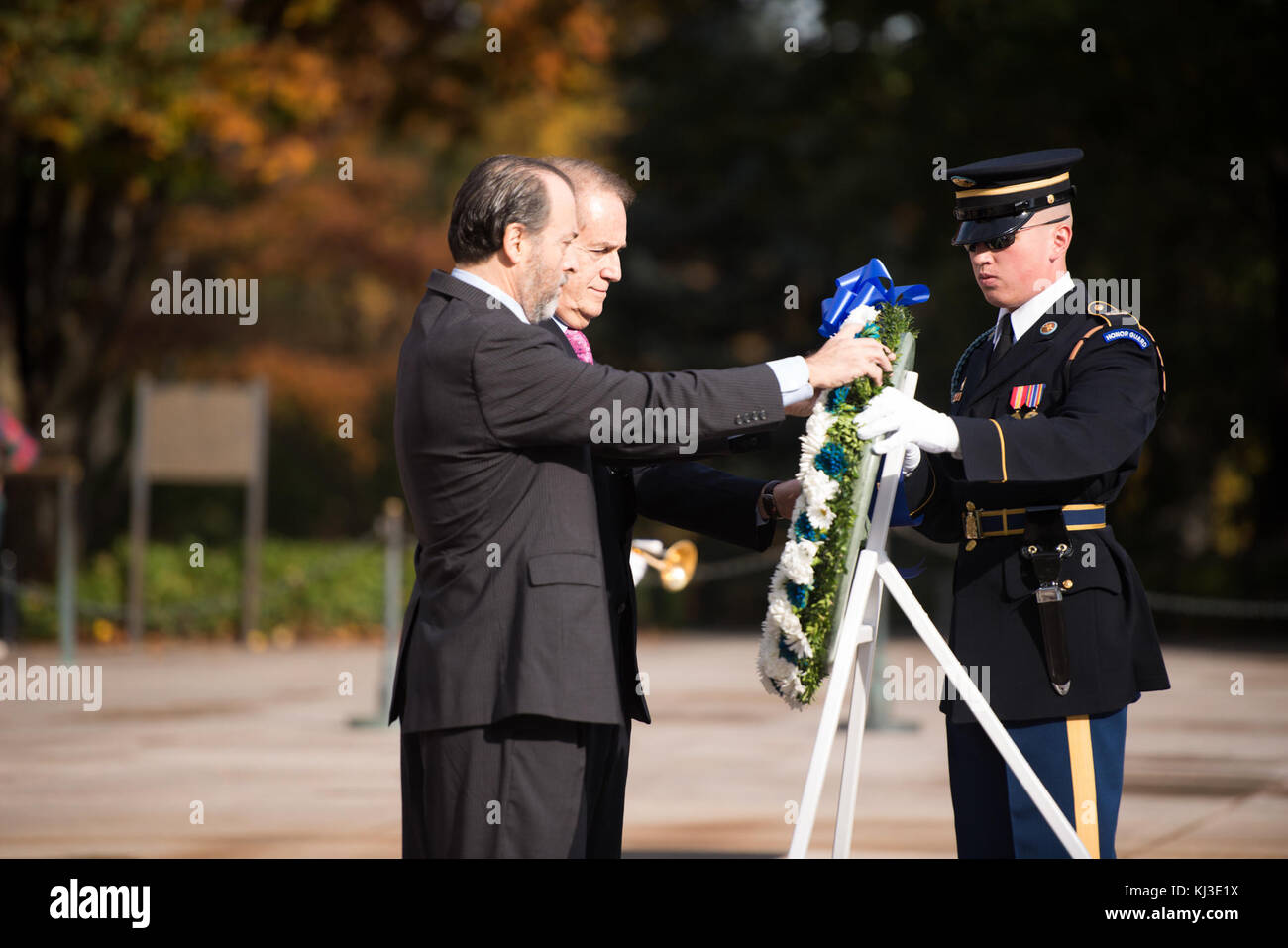 Vertreter der Washington Oxi Day Foundation legen einen Kranz am Grabmal des Unbekannten Soldaten auf dem Arlington National Cemetery (22387804180) Stockfoto