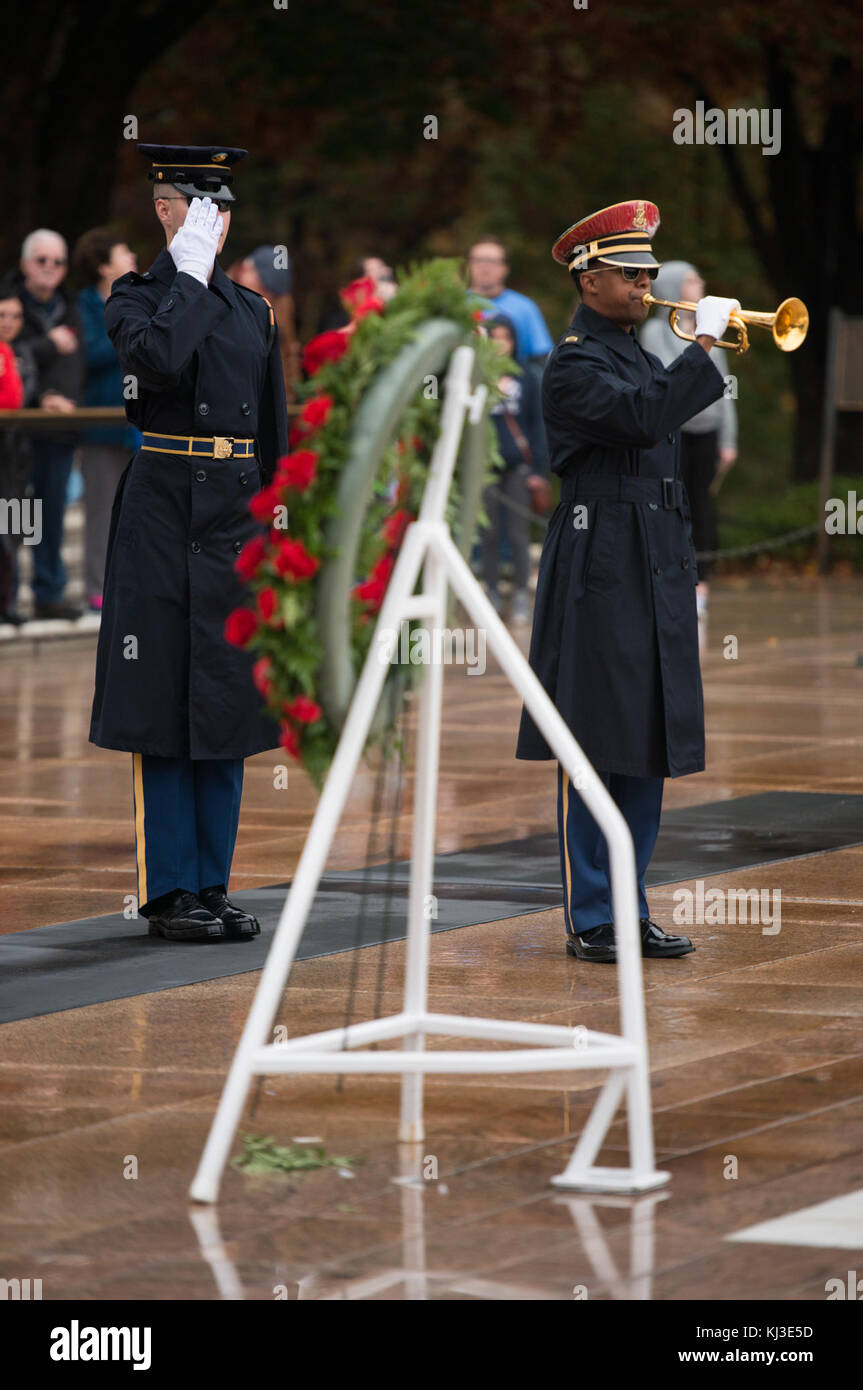 Der britische Außenminister Philip Hammond legt einen Kranz am Grab des Unbekannten Soldaten in Arlington National Cemetery (22534172479) Stockfoto