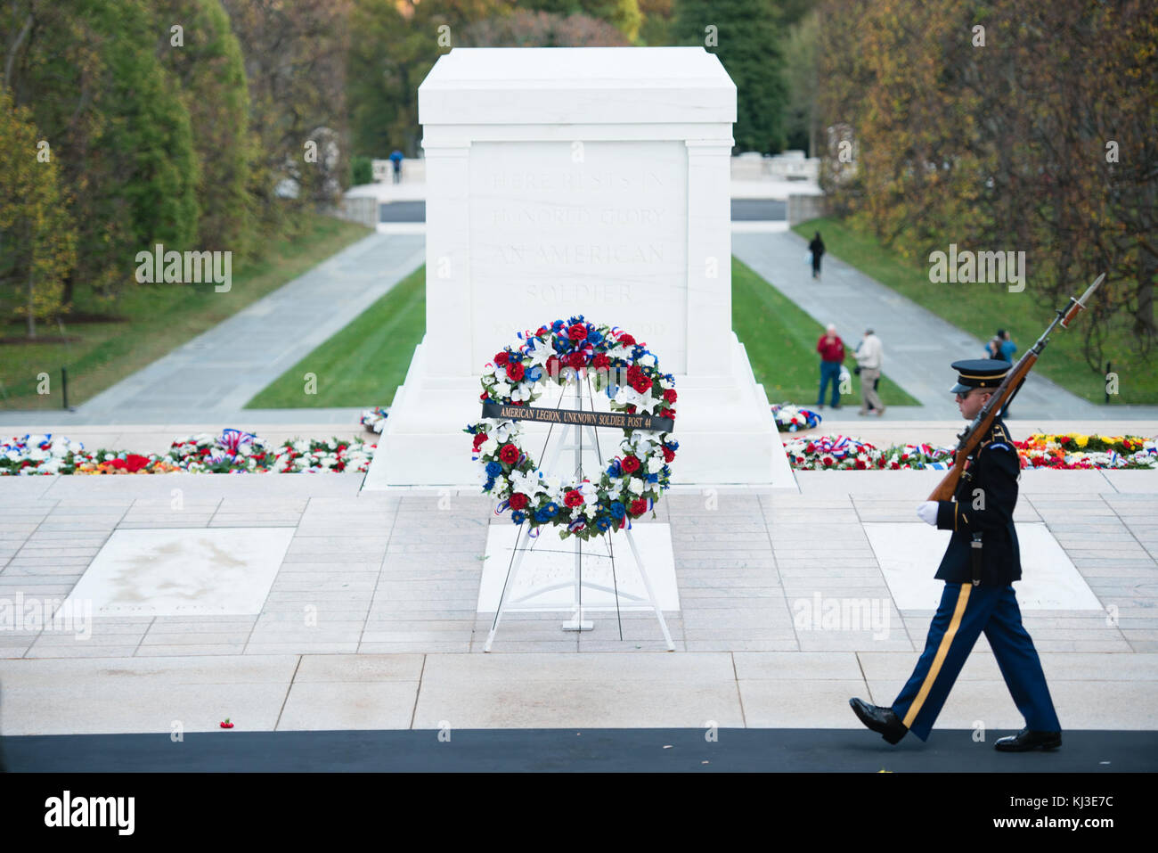 Kränze für die Veterans Day Rest am Grab des Unbekannten Soldaten in Arlington National Cemetery (22943351962) Stockfoto