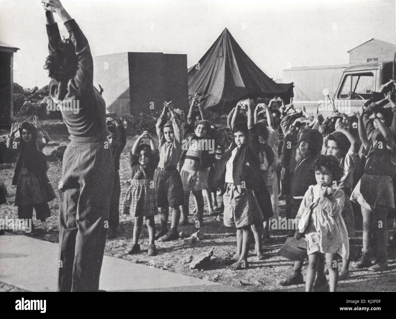 Dieses Foto zeigt jüdische Einwanderer, die nach Israel kommen, und hält einen Moment in den Anfängen der Staatsbildung fest, als Wellen von Einwanderern aus verschiedenen Ländern kamen, um sich in Israel niederzulassen. Stockfoto