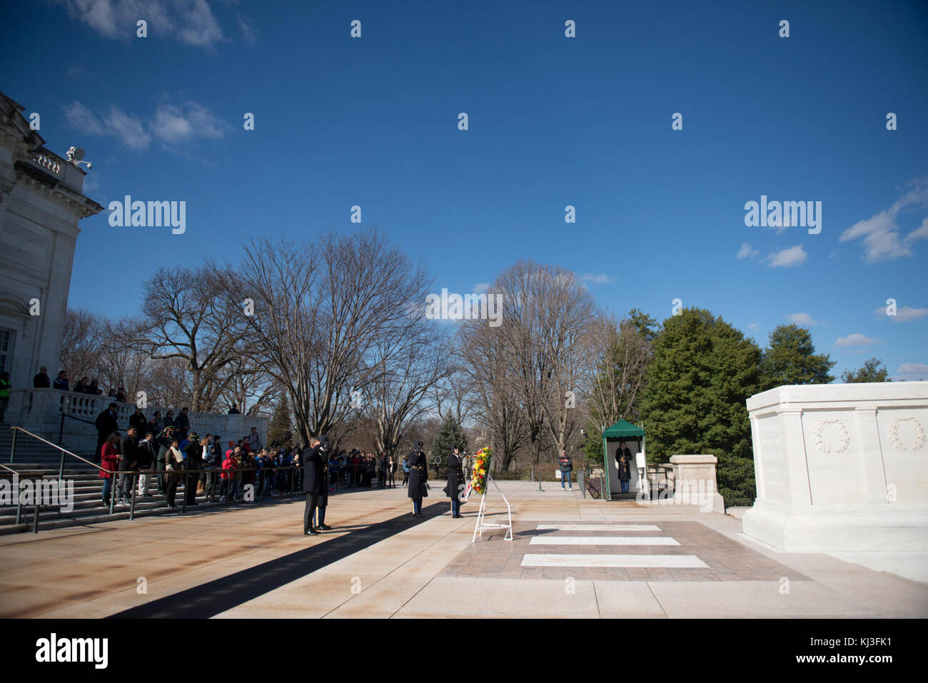 Der Präsident der Republik Trinidad und Tobago legt einen Kranz am Grab des Unbekannten Soldaten in Arlington National Cemetery (24820898144) Stockfoto