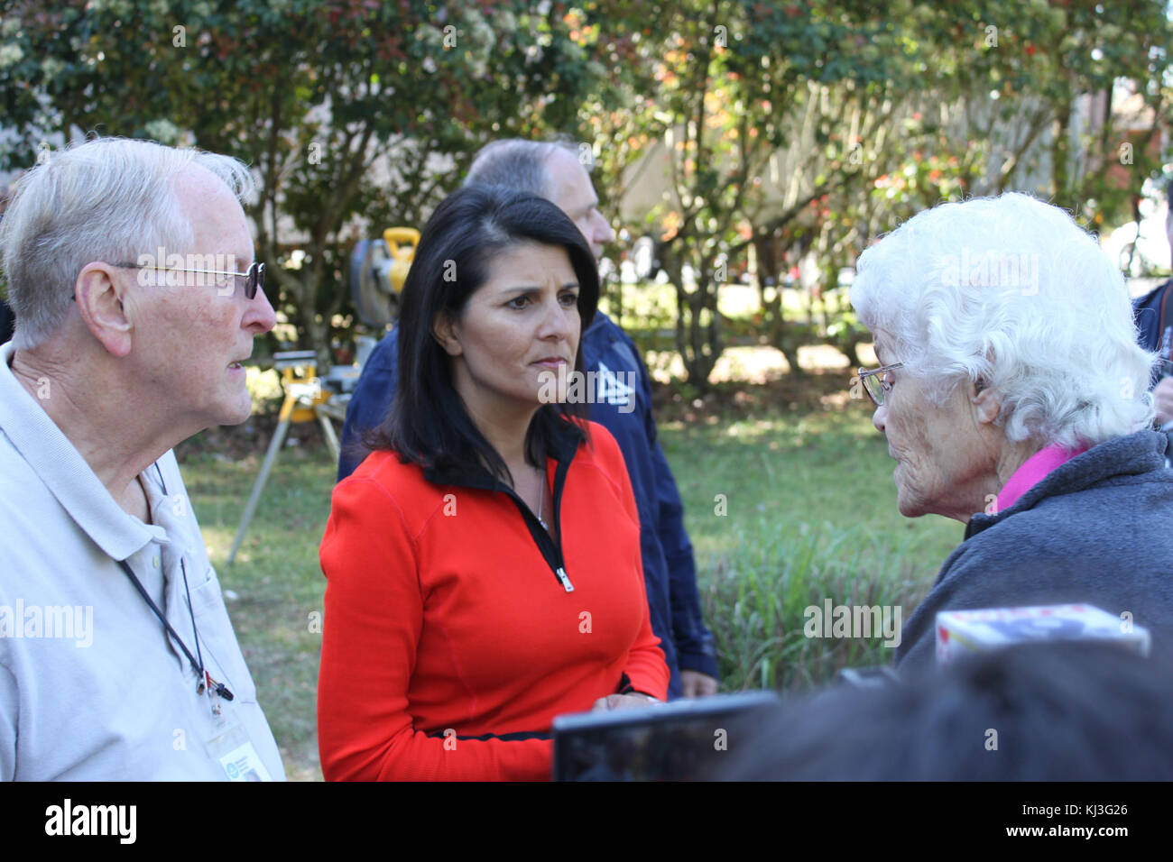 Nikki Haley eine SC-Flut Website besuchen (26039181593) Stockfoto