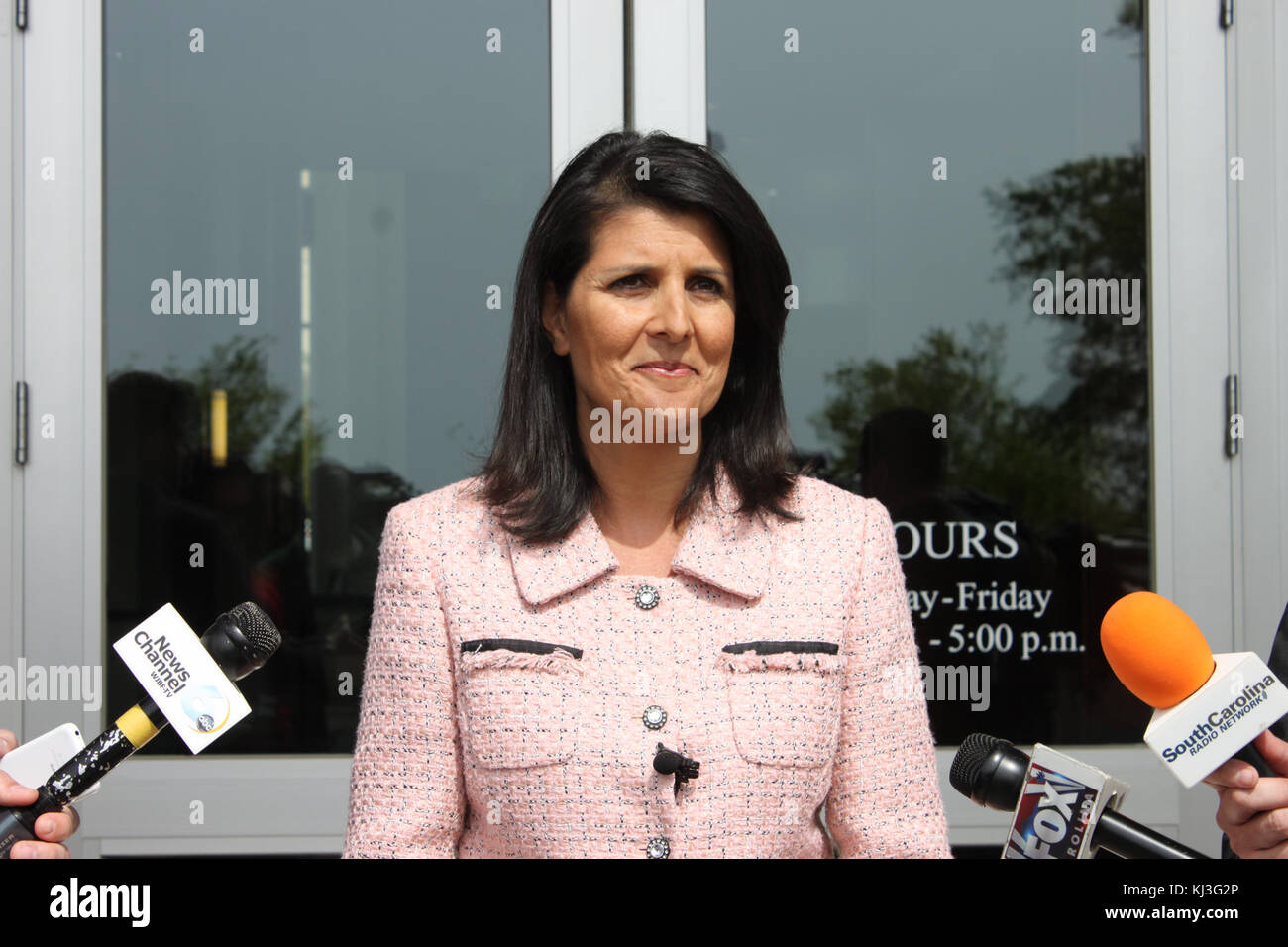 Nikki Haley nahm an einer Anhörung der Federal Communications Commission (FCC) Teil, bei der es um Kommunikationspolitik und regulatorische Fragen ging. Die Veranstaltung bot einen Einblick in die Bemühungen der Regierung, Probleme im Kommunikationssektor anzugehen. Stockfoto