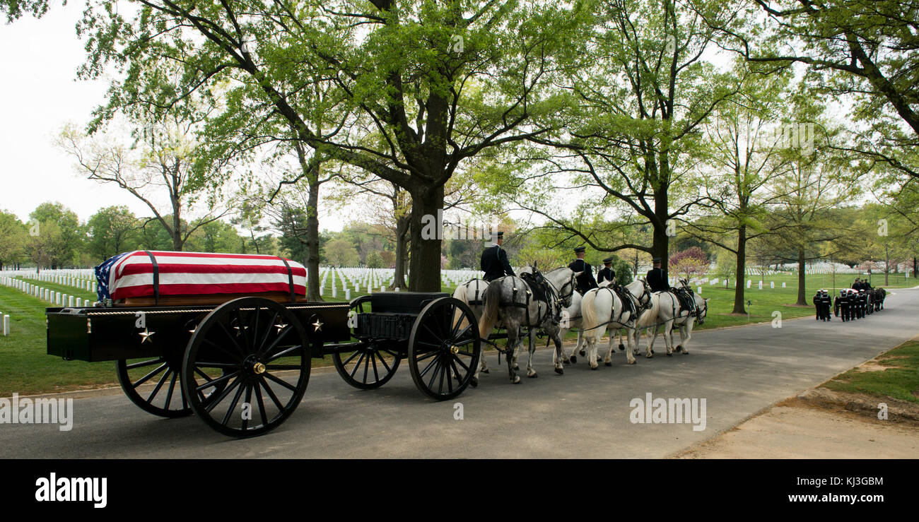 Graveside Service für US-Marine Kapitän Arthur F. Rawson und seine Frau Leutnant Junior Grade Patricia O. Rawson in Arlington National Cemetery (26538702946) Stockfoto