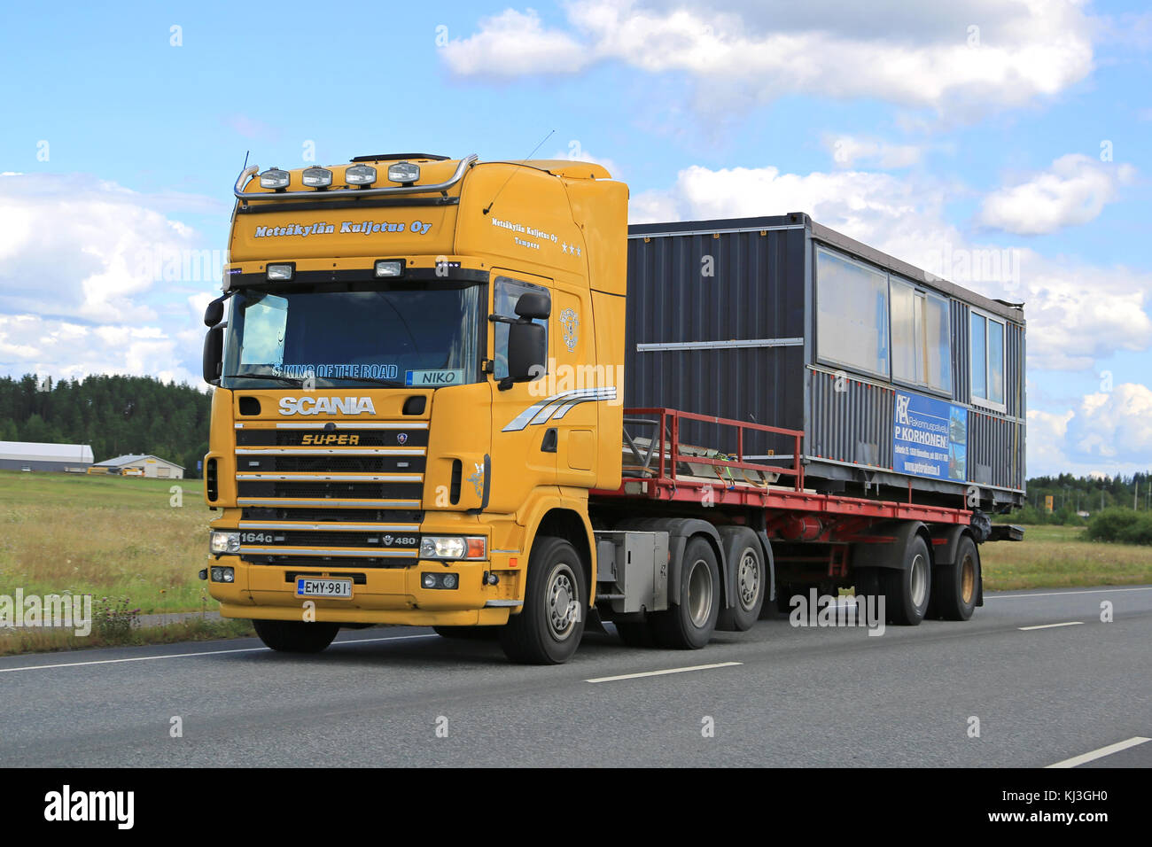 Mariehamn, Finnland - 25. Juli 2015: Scania 164 g Lkw schleppt einen tragbaren Kabine. Tragbare Kabinen werden oft als als temporäre Büros auf Baustellen verwendet. Stockfoto