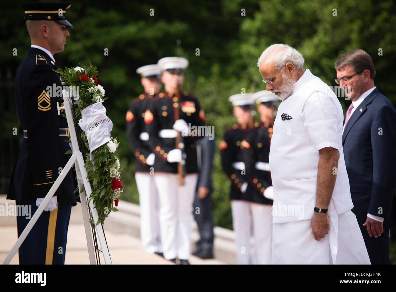 Der indische Premierminister legt einen Kranz am Grab des Unbekannten Soldaten in Arlington National Cemetery (27234700380) Stockfoto