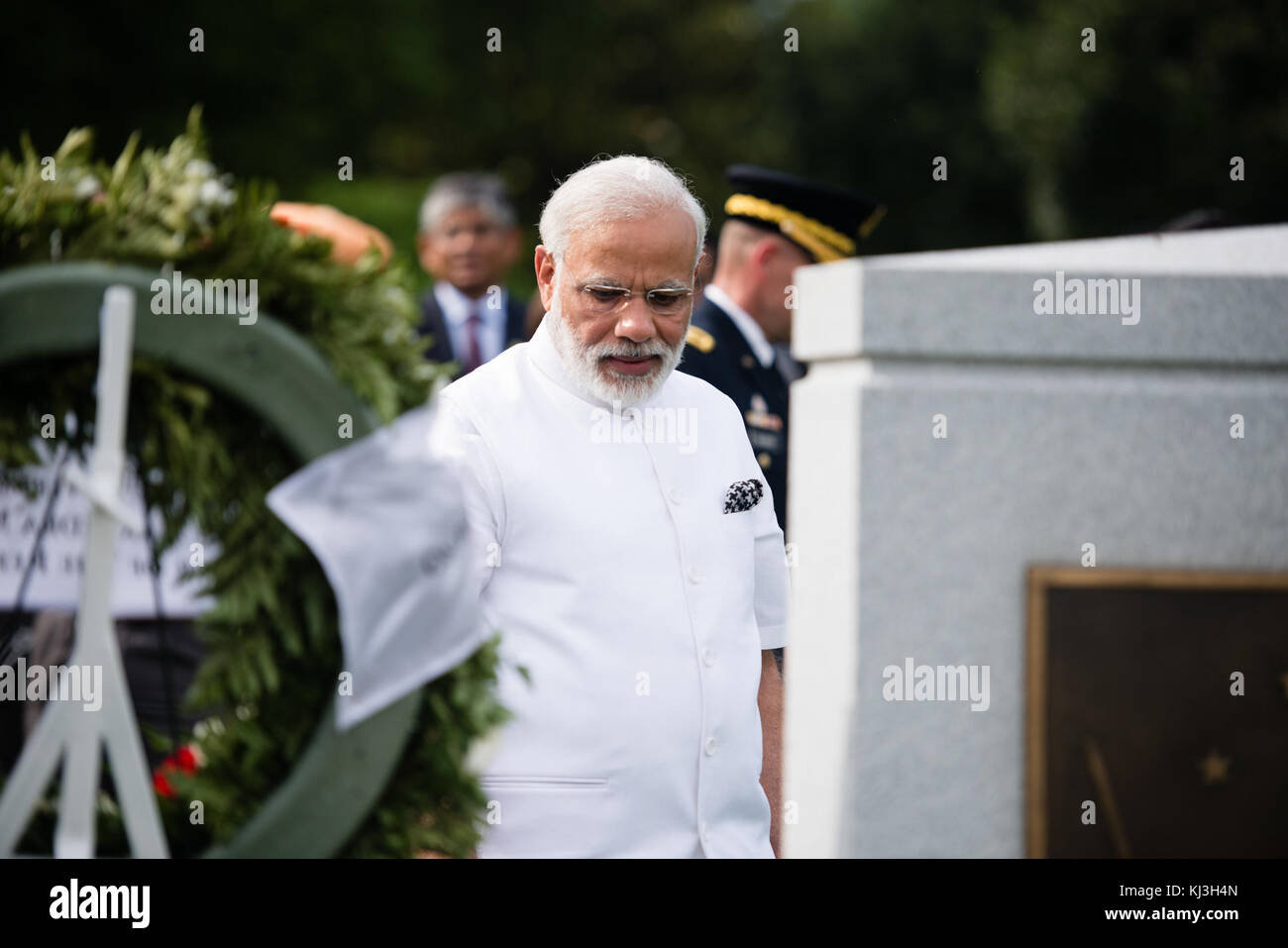 Der indische Premierminister legt einen Kranz am Grab des Unbekannten Soldaten in Arlington National Cemetery (26903178743) Stockfoto