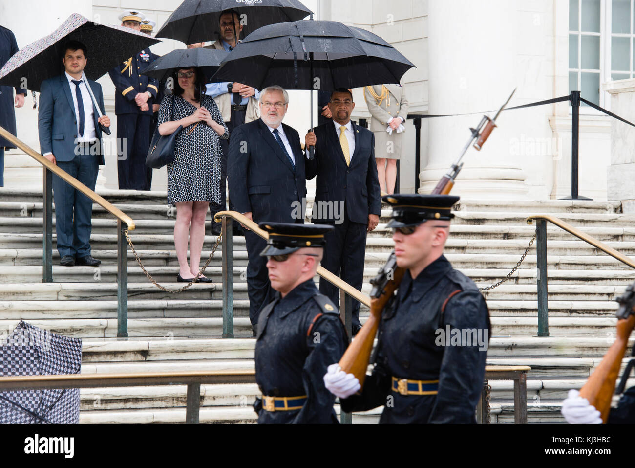Staatsminister für Veteranen und die Erinnerung der Französischen Republik legt einen Kranz am Grab des Unbekannten Soldaten in Arlington National Cemetery (27214119044) Stockfoto