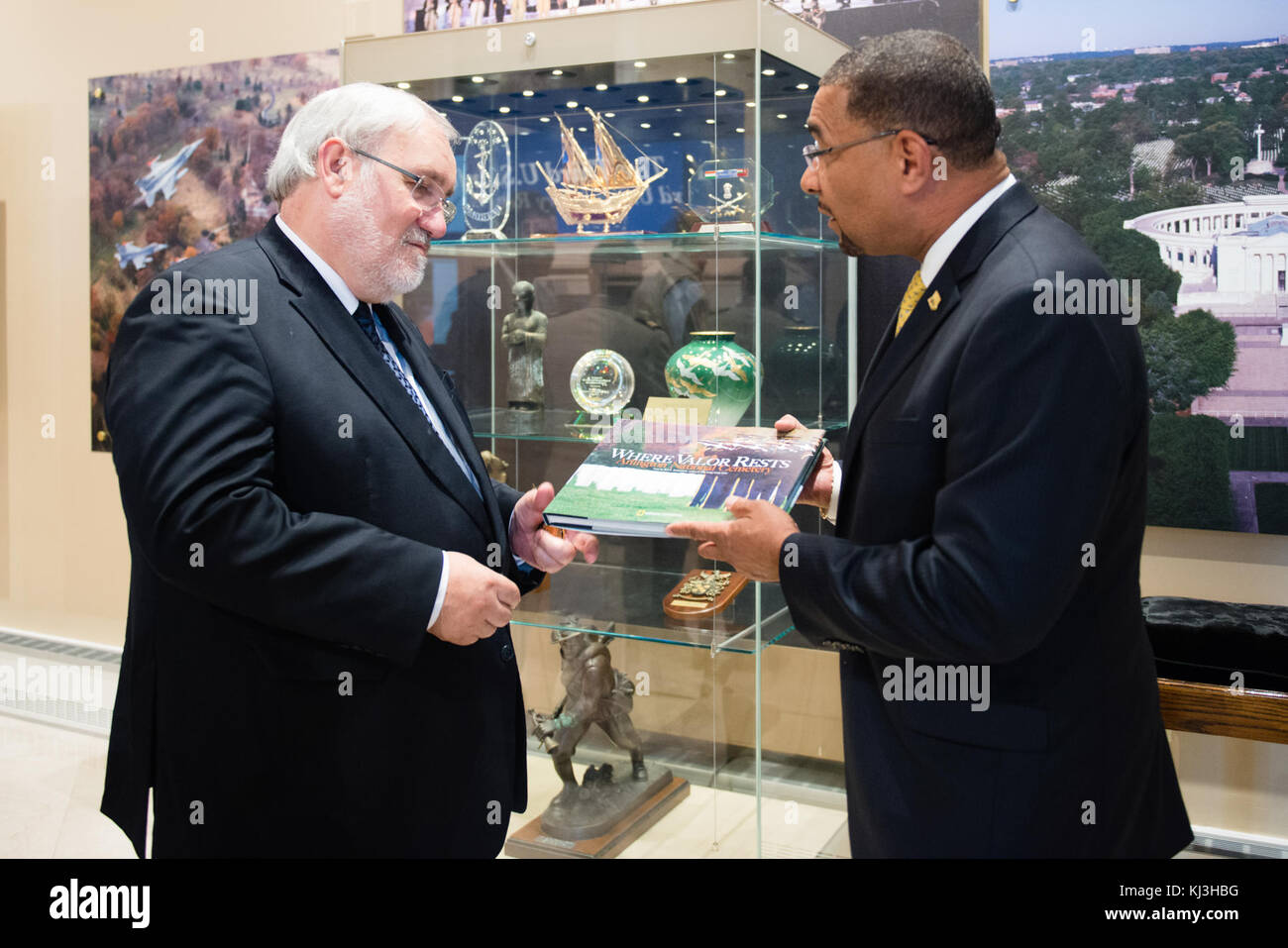 Staatsminister für Veteranen und die Erinnerung der Französischen Republik legt einen Kranz am Grab des Unbekannten Soldaten in Arlington National Cemetery (27724950302) Stockfoto