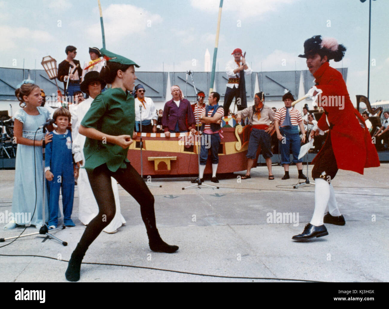 Peter Pan und Captain Hook, gespielt von Michael Lewis, rechts, während ein Lutscher Konzert im Jefferson Memorial (U.S. Marine Foto-released) (27668527994) Stockfoto