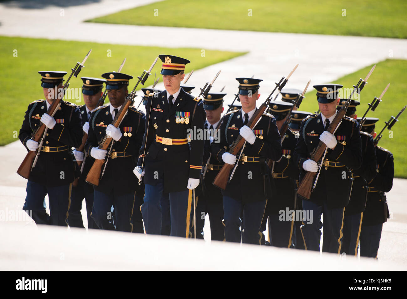Allen ehren Armee Kranzniederlegung am Grab des unbekannten Soldaten in Arlington National Cemetery auf dem 72. Jahrestag der Befreiung von Guam und die Schlacht für die Nördliche Marianen (28070687942) Ehre Stockfoto