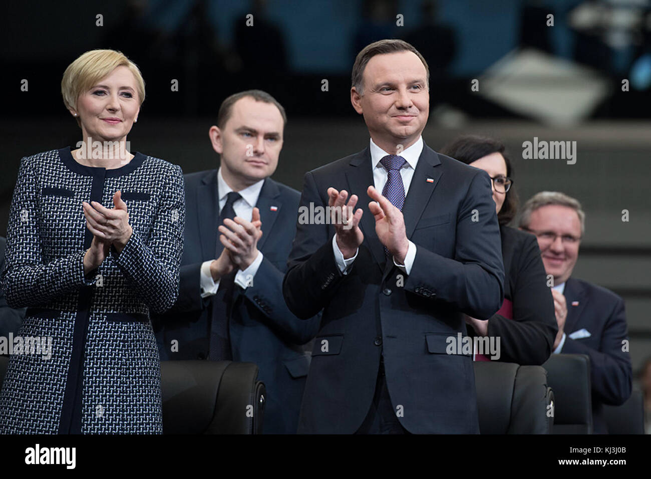 Dieses Bild zeigt den polnischen Präsidenten Andrzej Duda bei der Nationalversammlung in Poznań. Das Foto zeigt ein bedeutendes politisches Ereignis, das Dudas Teilnahme an Gesetzgebungsverfahren kennzeichnet. Stockfoto