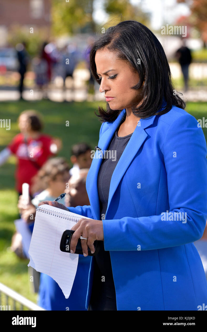 Ein Foto von Hillary Clinton in Raleigh, wahrscheinlich während ihres Präsidentschaftswahlkampfs 2016. Das Bild zeigt, wie Clinton während ihres Besuchs mit der Öffentlichkeit interagiert oder eine Menschenmenge anspricht. Stockfoto