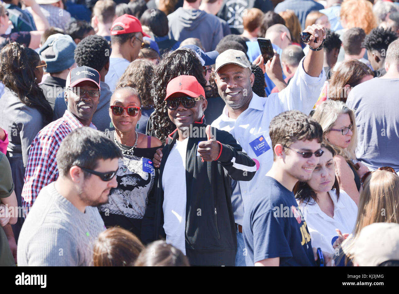 Eine Fotografie von Hillary Clinton, aufgenommen in Raleigh, North Carolina, die sie während einer Veranstaltung festnahm. Das Bild zeigt, wie Clinton mit der Menge interagiert oder an einer offiziellen Verlobung teilnimmt. Stockfoto