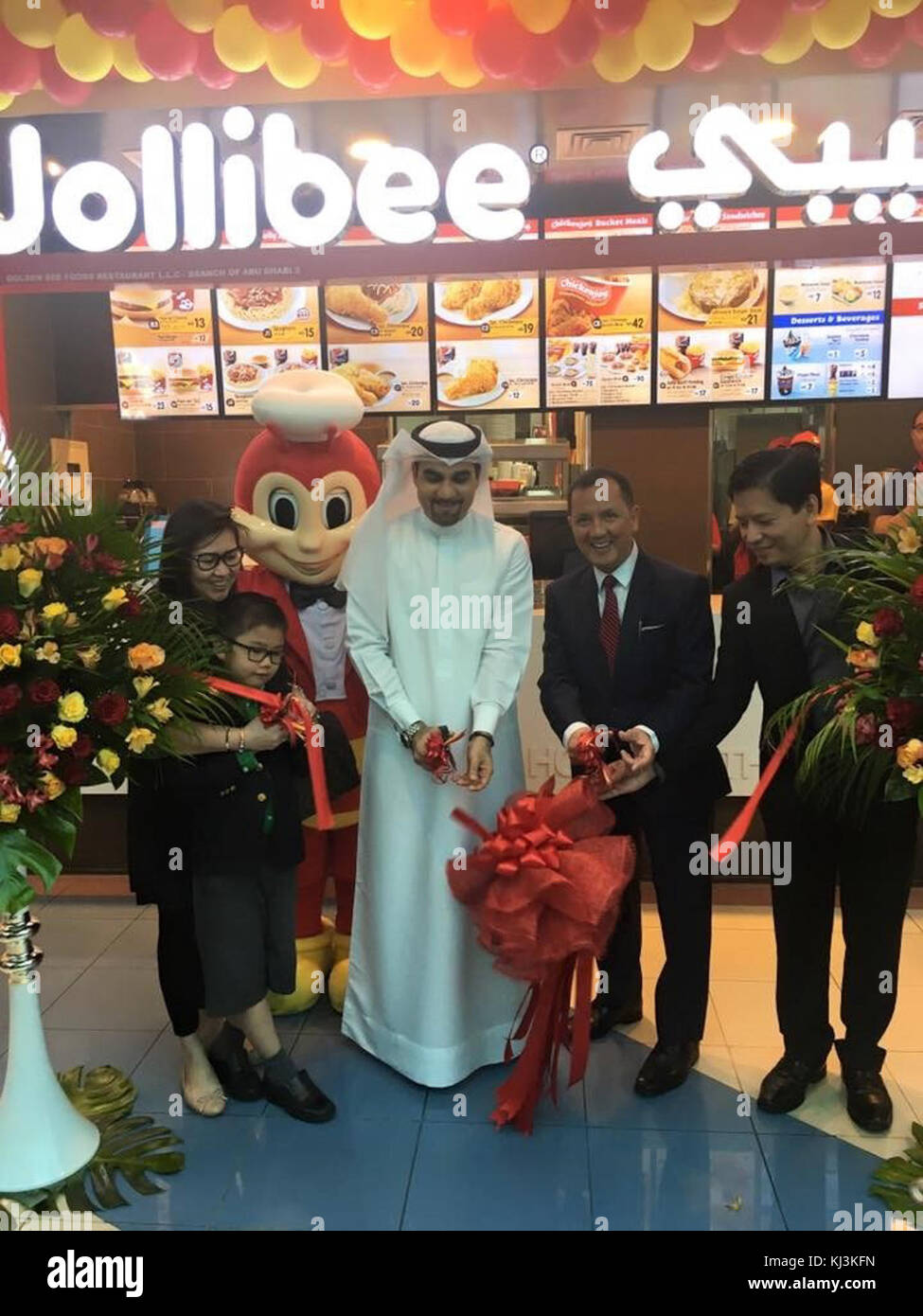 Die Eröffnung von Jollibee in Abu Dhabi ist ein wichtiger Meilenstein für die Expansion der Fast-Food-Kette im Nahen Osten. Das Hotel bietet die typischen Gerichte der Marke, darunter das berühmte gebratene Huhn und Spaghetti. Stockfoto