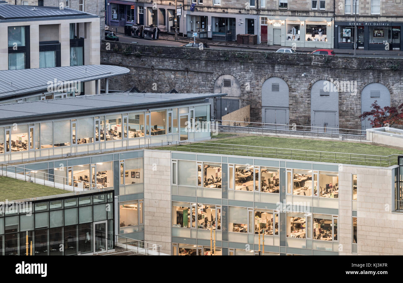 Blick auf das moderne Bürogebäude mit anleuchteten Lampen und älterer, traditioneller Architektur in Edinburgh, Schottland. VEREINIGTES KÖNIGREICH Stockfoto