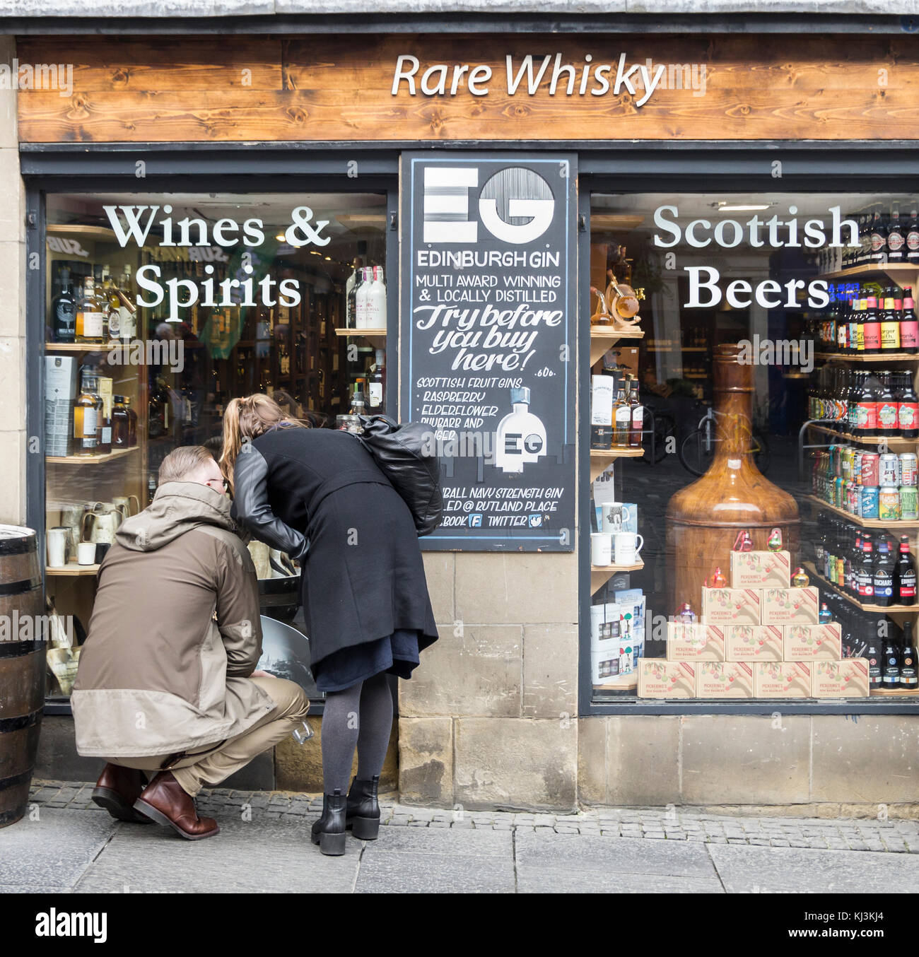 Der Whisky Trail Shop auf der Royal Mile in Edinburgh, Schottland, Großbritannien Stockfoto