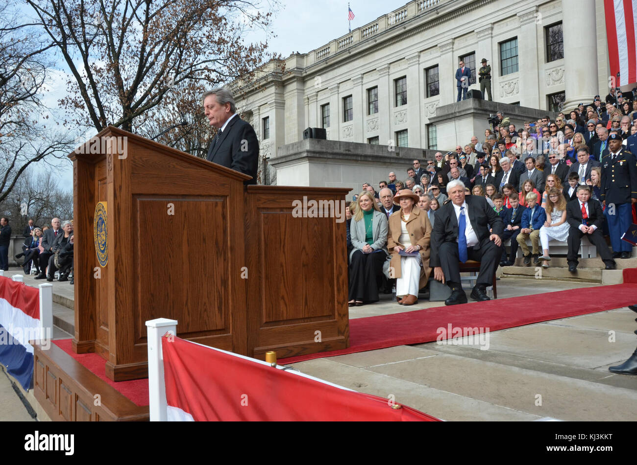 Ein Foto von Jim Justice, das möglicherweise während eines öffentlichen Auftritts oder einer Veranstaltung aufgenommen wurde. Das Bild fängt einen Moment der politischen Figur in Aktion oder bei einer Veranstaltung ein. Stockfoto