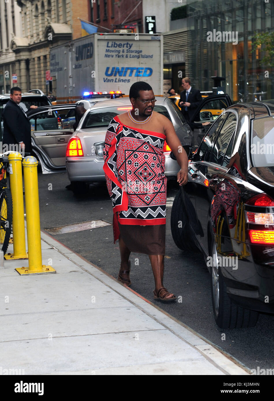 Smg ny 15 Mswati III König von Swasiland nyc 092611 03.jpg New York, NY - 26. September: Mswati III., König von Swasiland und Leiter der Swazi königlichen Familie, verlässt sein Hotel eng durch Security bewacht, wie er in sein Auto wird am 26. September 2011 in New York City. (Foto durch Stürme media group) Menschen: mswati iii König von Swasiland, rufen Sie bei Interesse michael Stürme Stürme media Group Inc., 305-632-3400-cell 305-513-5783 - Fax Mikestorm@aol.com Stockfoto