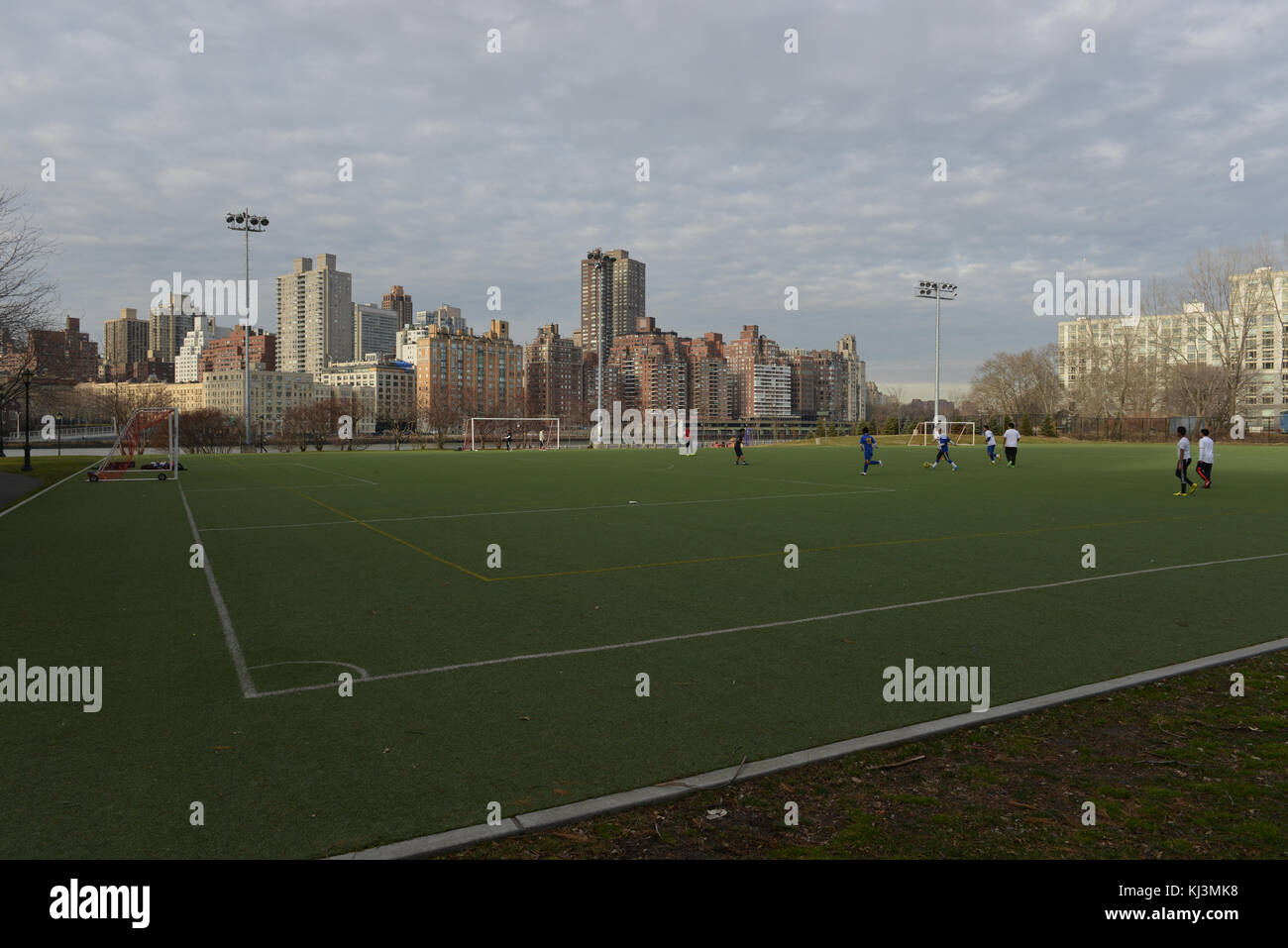 New York, USA - Januar 19, 2013: Kunstrasen Fußballplatz auf Roosevelt Island, New York. Stockfoto