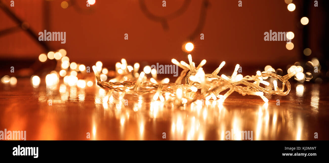 Weihnachtslichter auf Holzboden, bokeh Hintergrund, Stockfoto