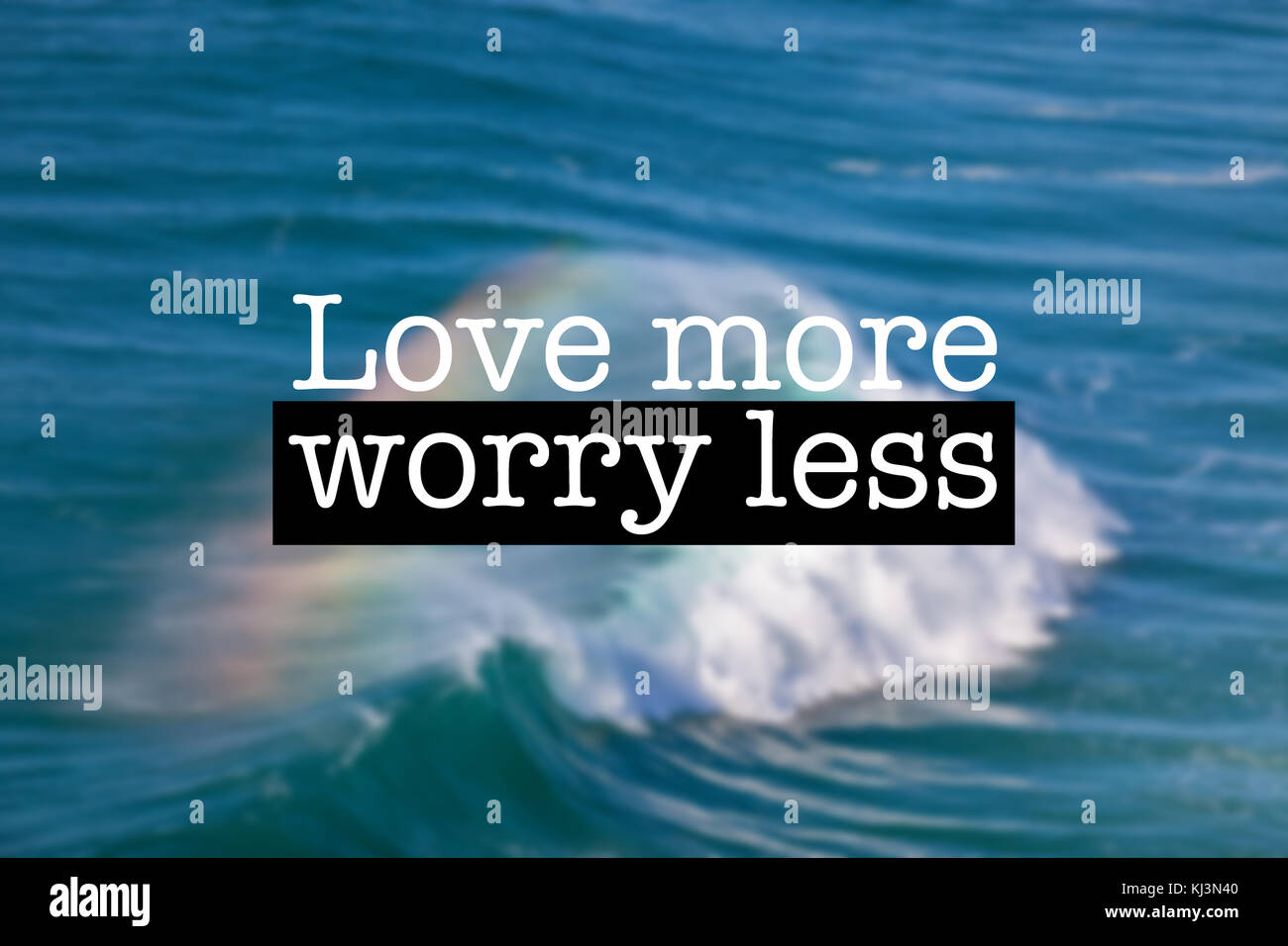 Inspirational motivation Zitat mit dem Satz "Liebe mehr Sorge weniger', Giant Ocean Wave Hintergrund Stockfoto