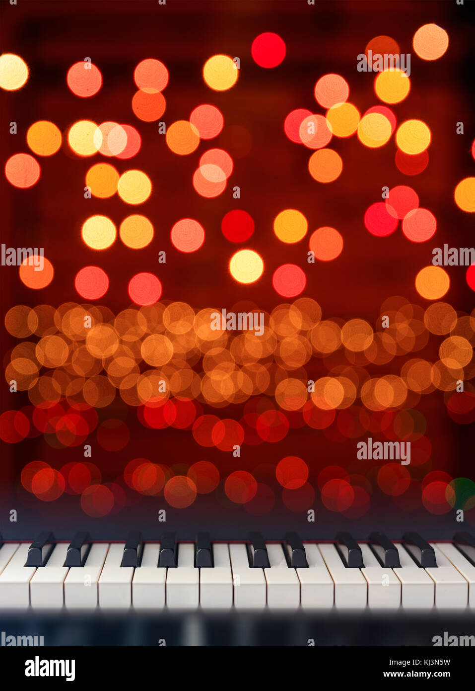 Klassisches Piano keyboard Vorderansicht auf Weihnachtsbeleuchtung bokeh Hintergrund Stockfoto