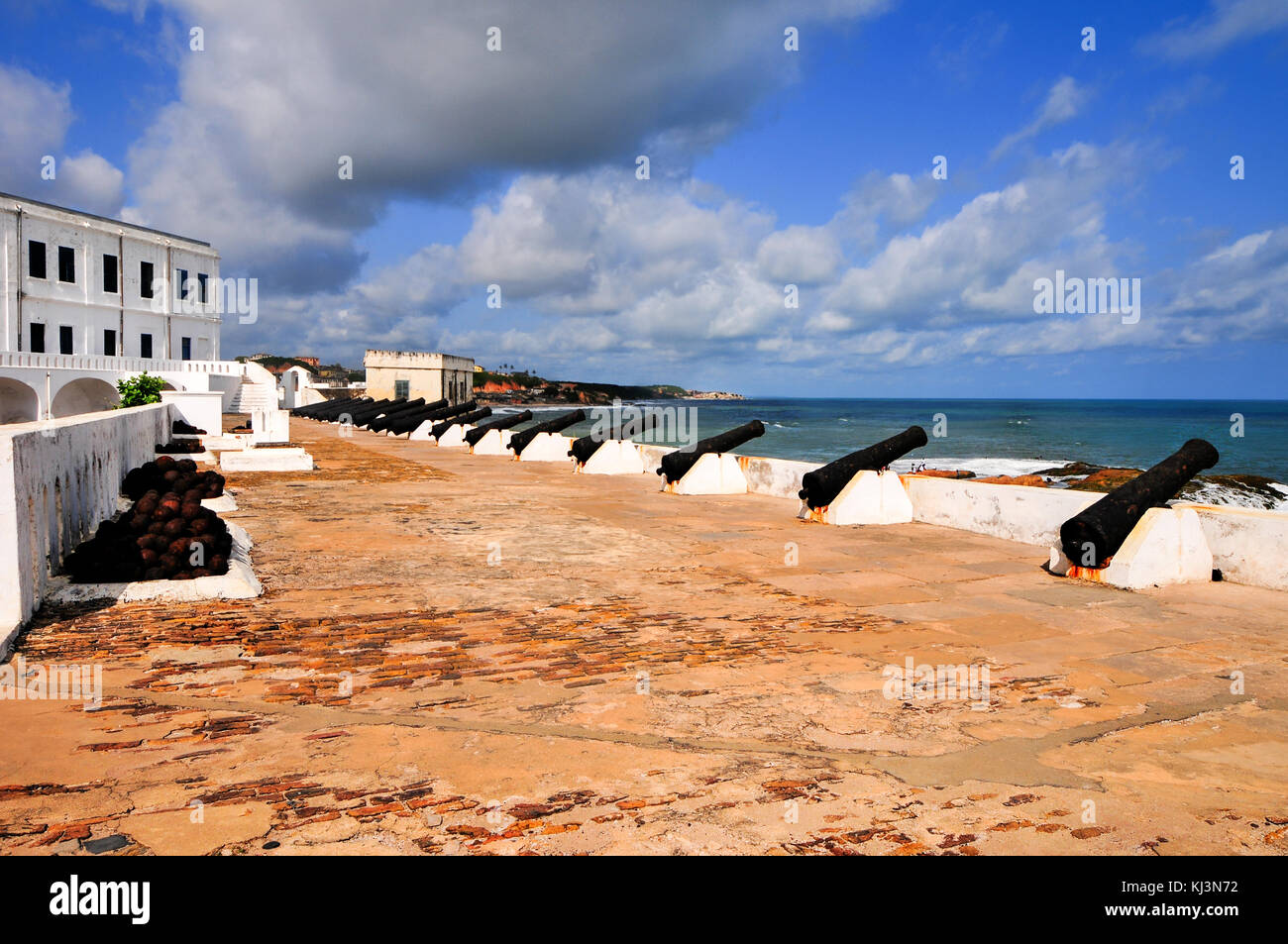 Kanonen mit Blick auf von Cape Coast Castle. Cape Coast Castle ist eine Festung in Ghana von schwedischen Händler für den Handel mit Holz und Gold. Stockfoto