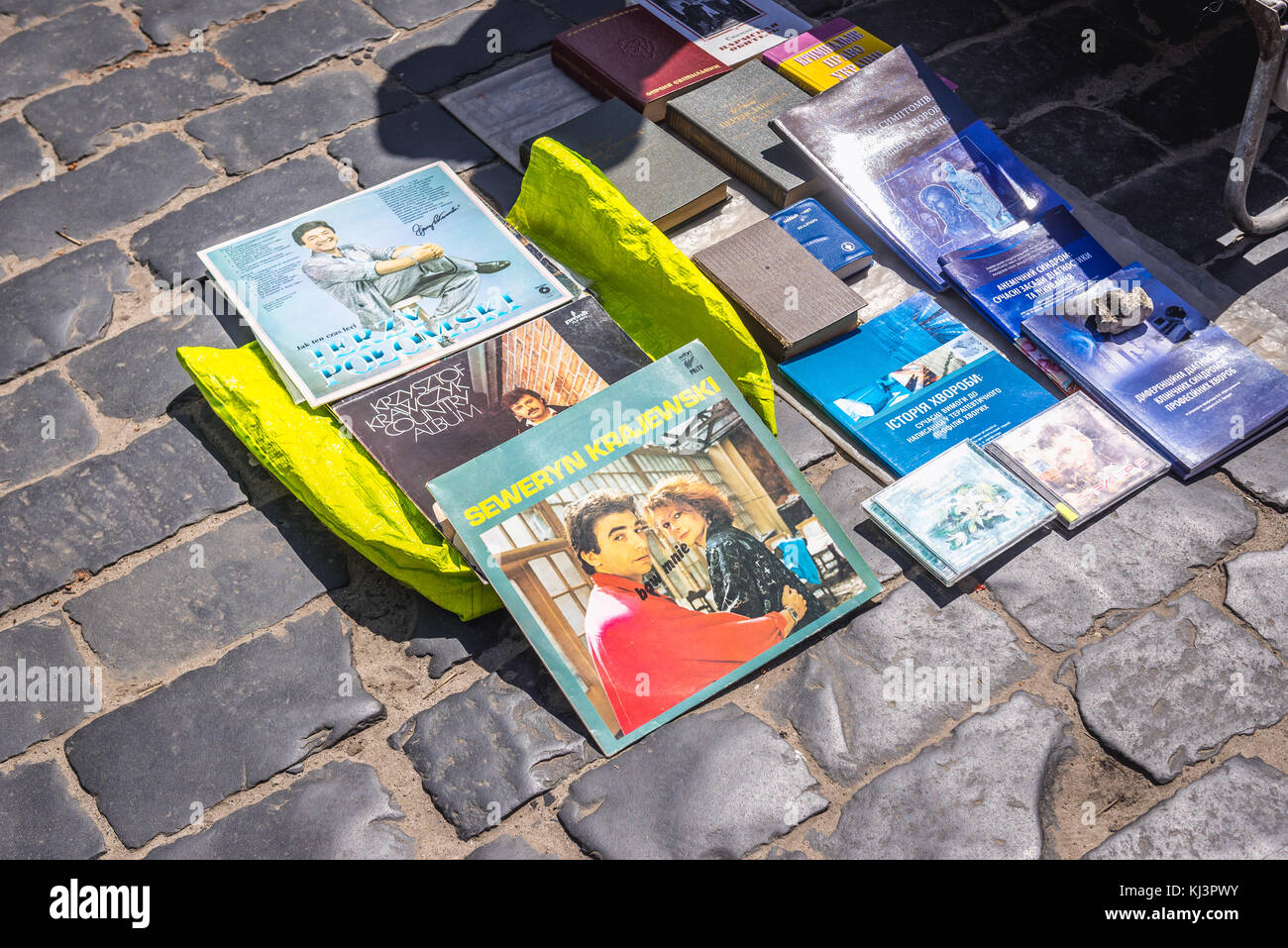 Polnische Schallplatten zum Verkauf auf nlea Markt um Drucker Ivan Fjodorov Denkmal vor dem City Arsenal Gebäude in Lviv, Ukraine Stockfoto