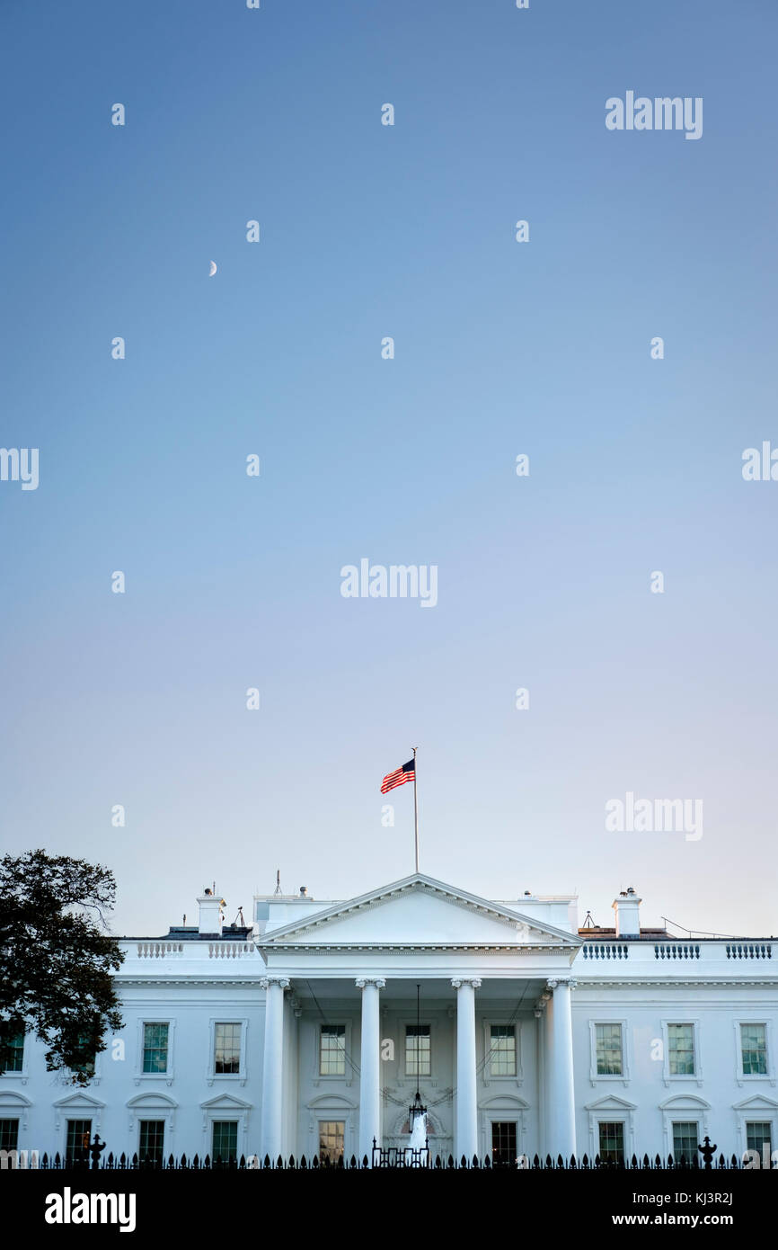 Vertikale weiße Haus - Außenansicht in der Dämmerung, amerikanische Flagge, Washington, D.C., Vereinigte Staaten von Amerika, USA. Stockfoto