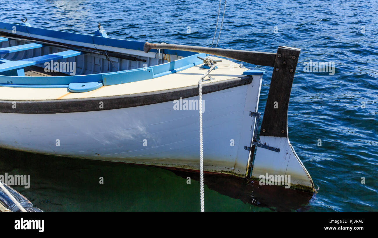 Ruder auf alten hölzernen Ruderboot im See Stockfoto