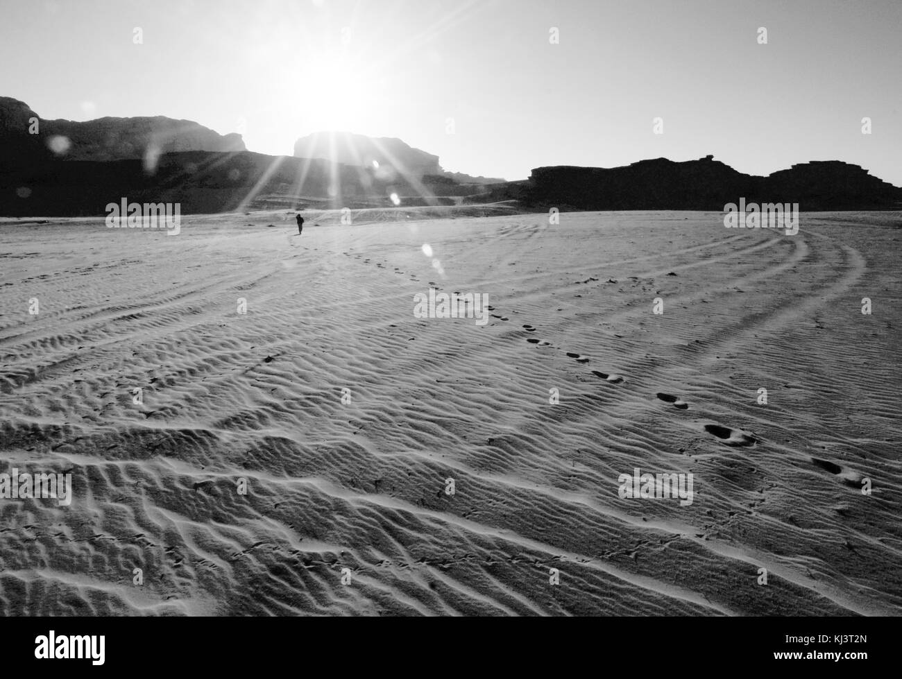 Sanddünen von Wadi Rum auch als das Tal des Mondes bekannt. Es ist ein Tal in den Sandstein und Granit im südlichen Jordanien 60 km zu den ea Stockfoto