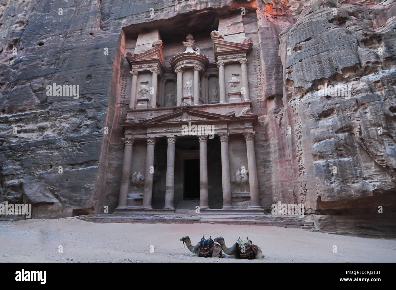 Al khazneh in Petra, Jordanien. al khazneh aus einem Sandsteinfelsen gehauen wurde. Es hat klassisches Griechisch beeinflussten Architektur. Es als die Tr bekannt ist. Stockfoto
