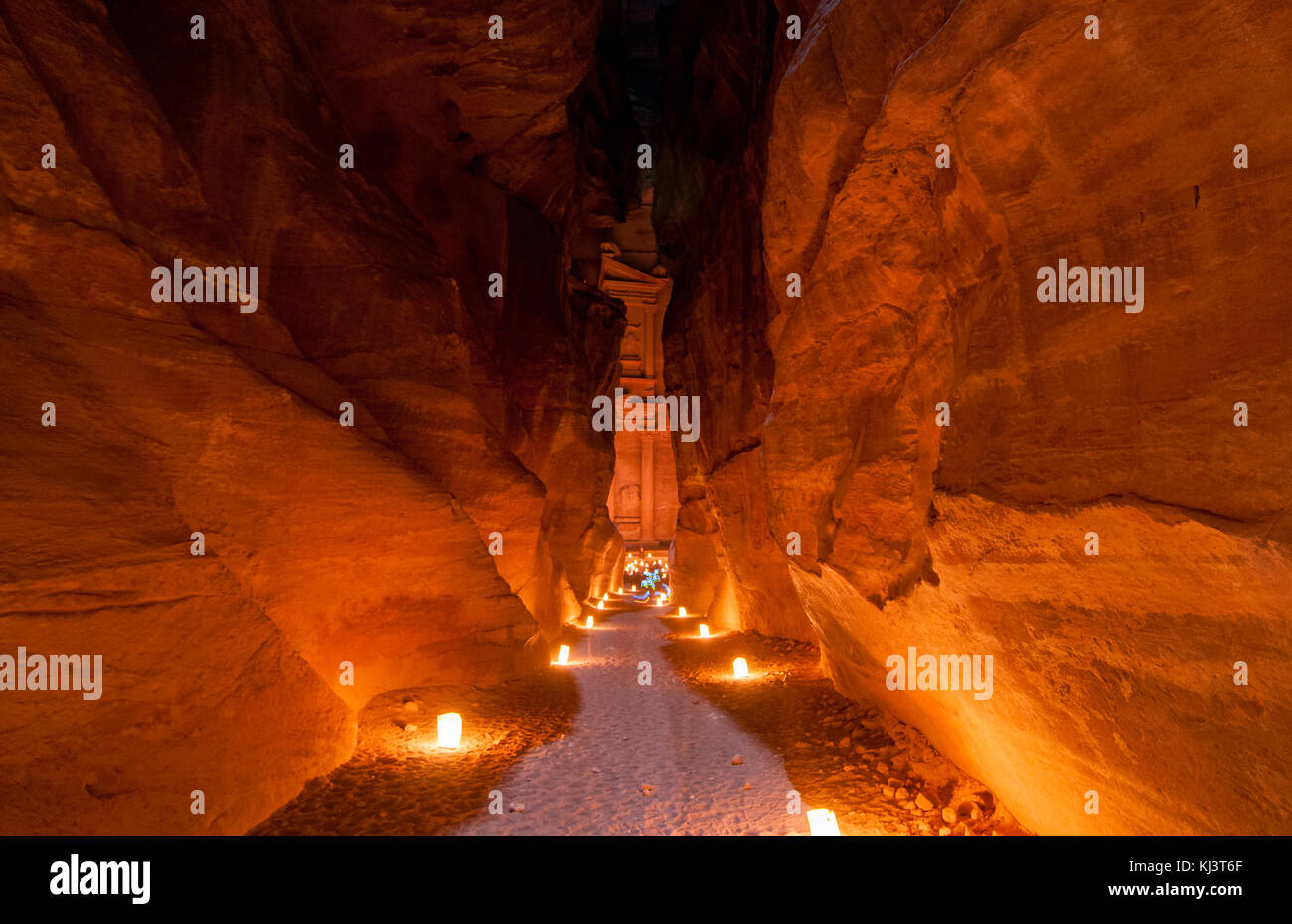 Al khazneh in Petra, Jordanien. al khazneh aus einem Sandsteinfelsen gehauen wurde. Es hat klassisches Griechisch beeinflussten Architektur. Es als die Tr bekannt ist. Stockfoto