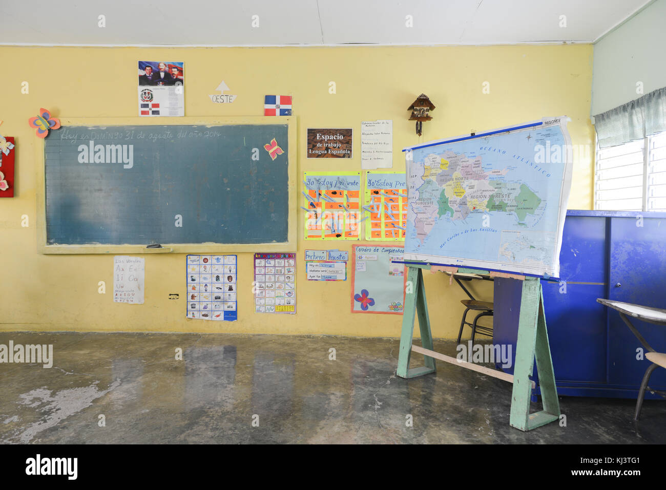 LA ALTAGRACIA PROVINZ, DOMINIKANISCHE REPUBLIK - 31. AUGUST 2014: Ländliche Klassenzimmer der Cañada Honda Schule in der Dominikanischen Republik zwischen Higuey und Stockfoto