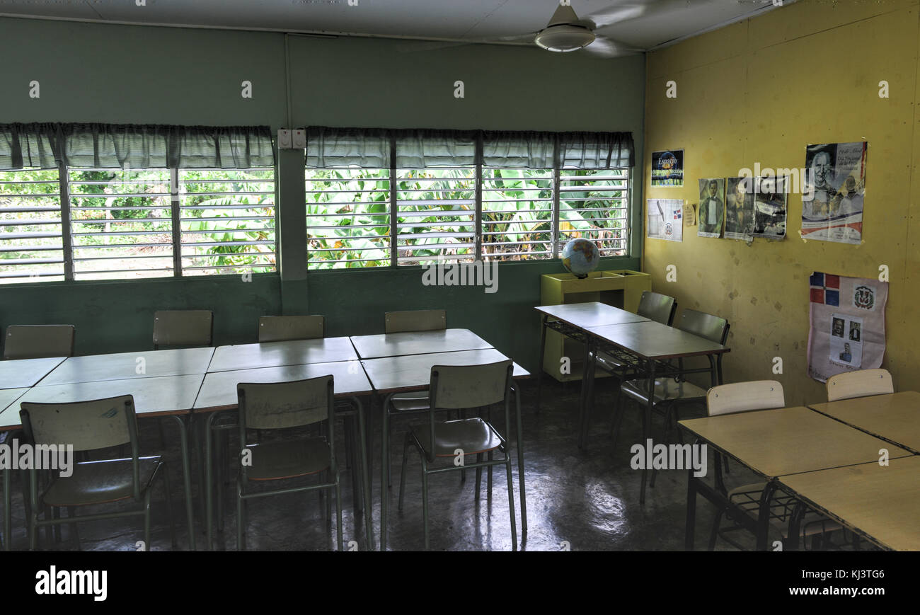 LA ALTAGRACIA PROVINZ, DOMINIKANISCHE REPUBLIK - 31. AUGUST 2014: Ländliche Klassenzimmer der Cañada Honda Schule in der Dominikanischen Republik zwischen Higuey und Stockfoto