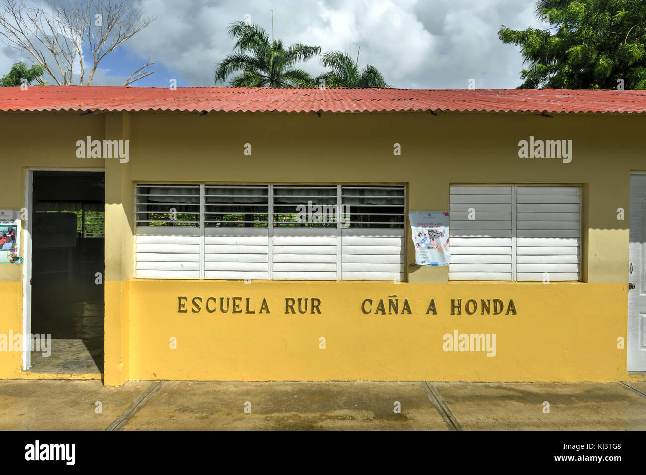 LA ALTAGRACIA PROVINZ, DOMINIKANISCHE REPUBLIK - 31. AUGUST 2014: Ländliche Klassenzimmer der Cañada Honda Schule in der Dominikanischen Republik zwischen Higuey und Stockfoto