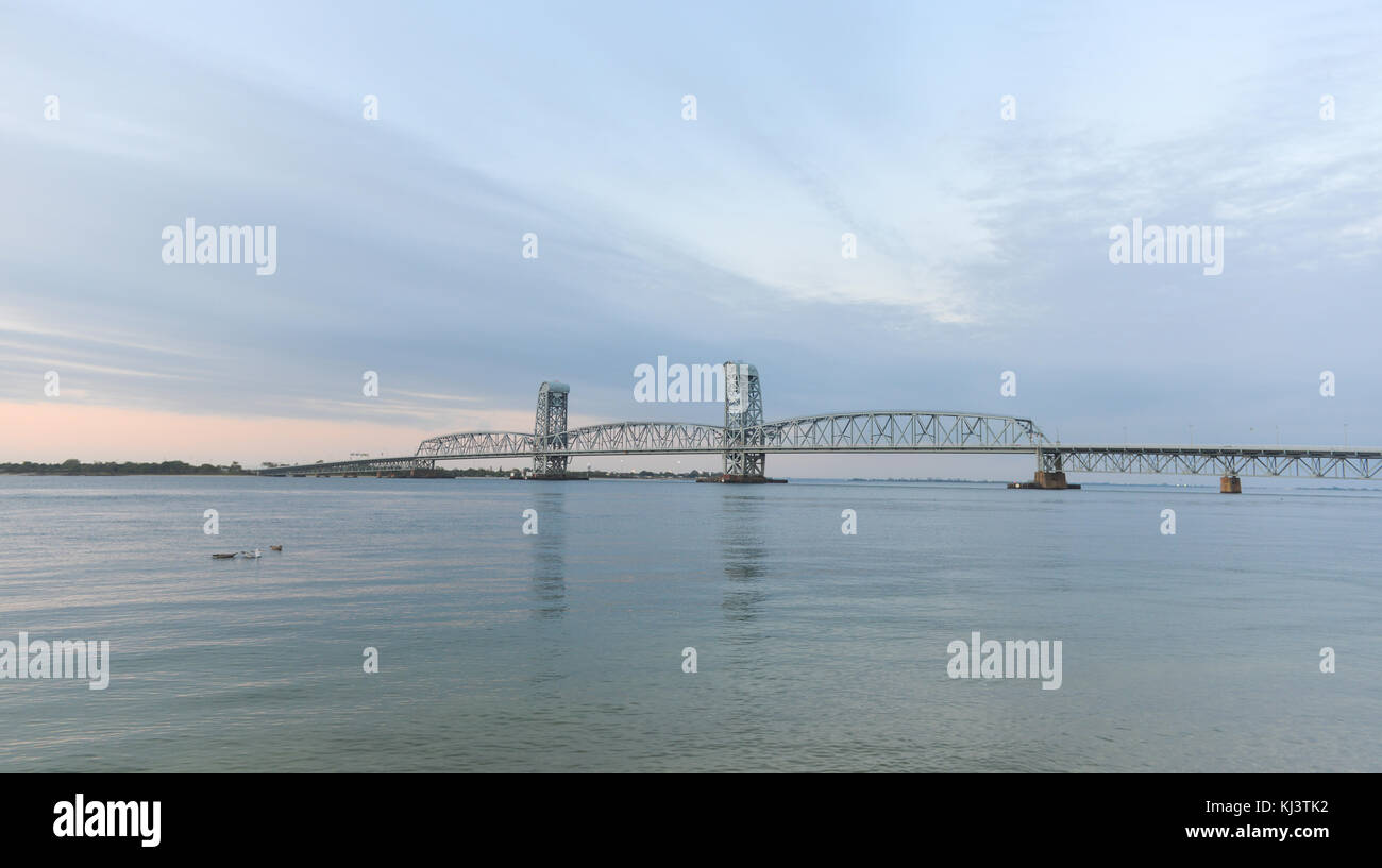 Marine Parkway - Gil Hodges Memorial Bridge von rockaway gesehen, Queens. gebaut und von der Marine parkway Behörde eröffnet in 1937, es war das längste Stockfoto
